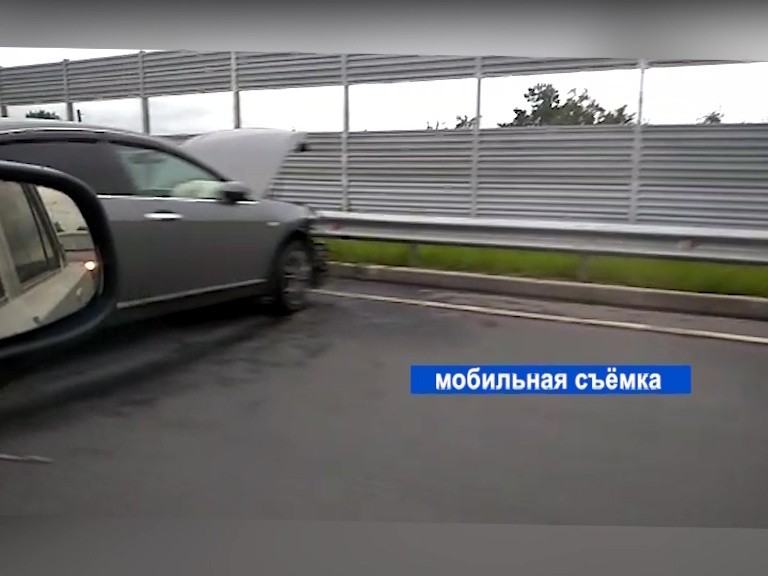 Иномарка протаранила ограждение в Автозаводском районе