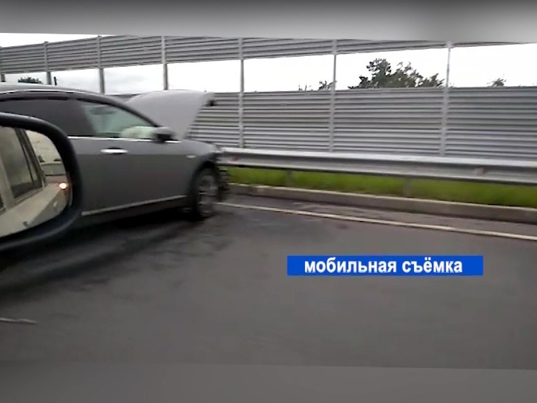 Иномарка протаранила ограждение в Автозаводском районе Иномарка протаранила ограждение в Автозаводском районе