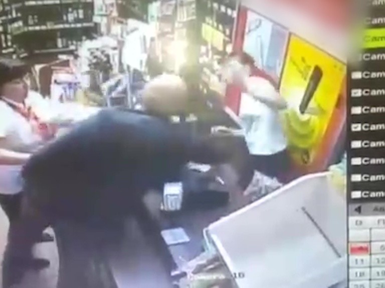 В дзержинском магазине клиент избил женщину-кассира