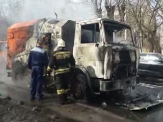 Автомобиль спецтехники тушили пожарные на улице 50 лет Победы