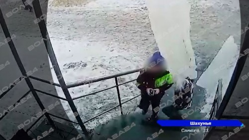 В Шахунье тяжелая глыба льда упала на головы двум школьникам