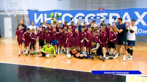 Игроки мини-футбольного «Торпедо» провели для 38 ребят из Шахтерска мастер-класс