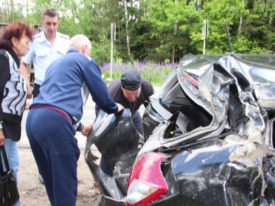 Один человек погиб, двое получили травмы в аварии с участием большегруза на кировской трассе
